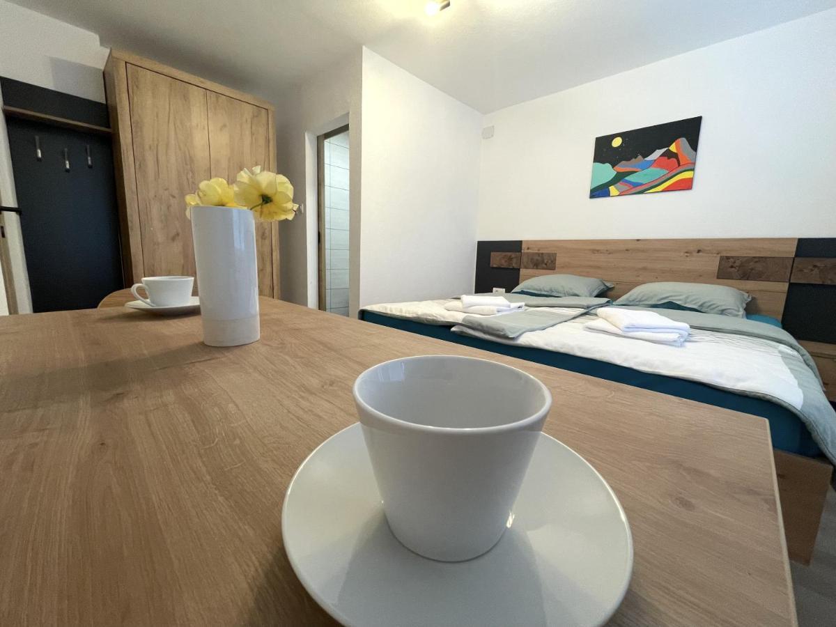 Apartments And Rooms Pri Baslju ツェルクノ エクステリア 写真