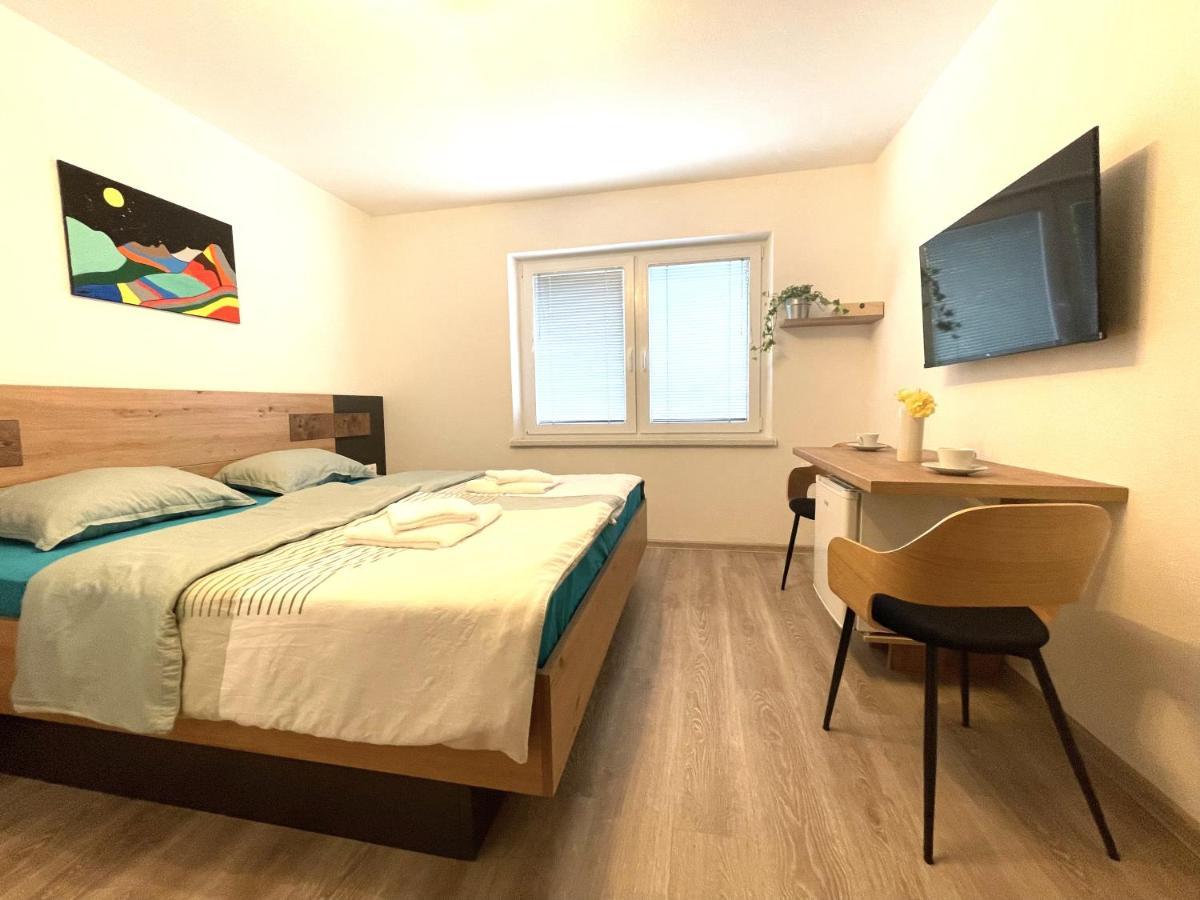 Apartments And Rooms Pri Baslju ツェルクノ エクステリア 写真